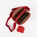 Bandolera roja con doble compartimento superior con cierre, correa ancha de tela regulable y monedero cuadrado con cierre y mosquetón.