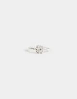 Anillo plateado con strass transparente engarzado.