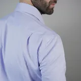 Camisa celeste de vestir, de corte clásico y manga larga.