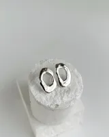 Aros de plata 950 con forma ovalada irregular y acabado pulido.