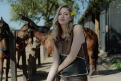 Top de cuero color marrón con espalda tejida y bordados a mano. Puede usarse también como chaleco.