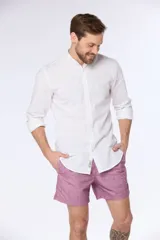 Camisa negra de lino con cuello mao y manga larga.