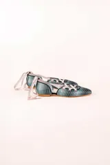 Bailarinas con escote cuadrado, punta y talonera, con cintas de grosgrain y ojales ovalados. Interior de piel celeste y suela de cuero.