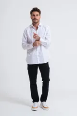 Pantalón cargo negro de corte recto con bolsillos laterales y traseros con solapa.