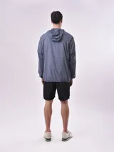 Campera azul marino con capucha y cierre frontal.