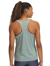 Musculosa deportiva blanca con logo Under Armour en el frente y tirantes negros con letras blancas.