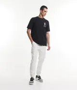 Pantalón cargo blanco con cintura elástica y ajuste en los tobillos. Presenta bolsillos laterales y bolsillos con cierre de solapa.