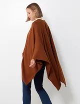 Ruana de tejido suave color morado oscuro, con cuello redondo y corte amplio tipo capa.