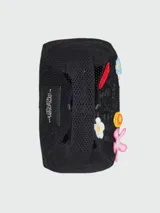 Bolso negro tejido al crochet con apliques de flores de colores y logo de la marca en el frente.