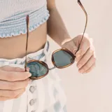 Lentes de sol Sunski Bernina con montura color caramelo y lentes marrones polarizados. Diseño de aviador vintage con detalles metálicos y bisagras de acero inoxidable.