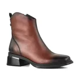 Bota corta negra de cuero con punta cuadrada y cierre lateral. El taco es geométrico con detalle plateado.