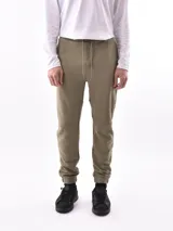 Pantalón de jogging color verde oliva con cintura elástica ajustable con cordón, bolsillos laterales y rodilleras reforzadas.