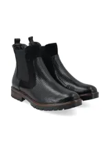 Botín de caña corta color negro, de origen europeo, con combinación de materiales: cuero croco, cuero snake y cuero nobuk. Presenta elásticos laterales al tono y forro de pelo sintético.