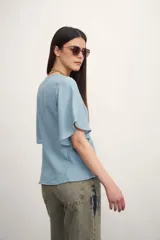 Camisa blanca de mangas cortas con botones.