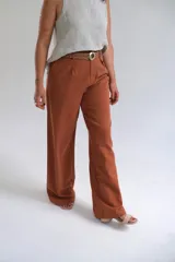Pantalón de vestir color terracota, de corte sastrero y pierna ancha, confeccionado en lino italiano.