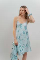 Camisón corto de seda estampada con breteles finos.