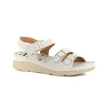 Sandalias bajas color gris claro con tres tiras horizontales con hebillas plateadas y tira trasera con hebilla. Suela beige con diseño ergonómico.