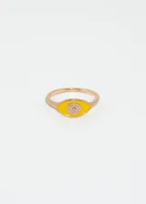 Anillo dorado con diseño de ojo turco, fabricado en aleación de metales.