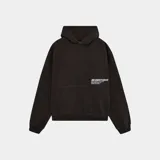 Buzo hoodie negro de corte oversize con estampa en la espalda con el logo de Eme Studios y texto "Always grateful for my roots, crafted with care 5135, veteran collection".