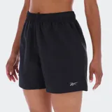Short deportivo negro con cintura elástica y logo de la marca en la pierna.