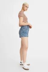 Short de jean de tiro alto color celeste, con bolsillos delanteros y traseros, y ruedo desflecado.