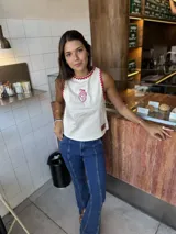 Pantalón de jean azul oscuro, de tiro alto y corte acampanado (flare), con costuras verticales marcadas en el frente y la espalda.