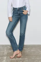 Pantalón de jean negro de tiro alto, corte skinny y cinco bolsillos.