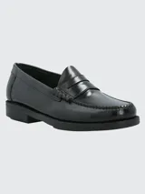 Mocasín slip-on de cuero negro con tecnología Bounce en la suela para mayor comodidad y protección.