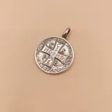 Dije medalla redonda de plata 925 con la cruz de San Benito y diferentes inscripciones en latín.