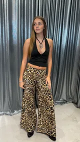 Pantalón palazzo de tiro bajo con estampado animal print.