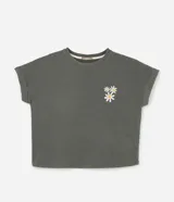 Blusa verde militar de algodón con cuello redondo y mangas cortas con dobladillo. Presenta un pequeño bordado de flores en el frente.