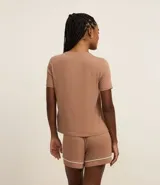 Conjunto de pijama corto color marrón, compuesto por una blusa de manga corta con botones y un short con cintura elástica y detalle de ribete blanco en cuello, ruedo y mangas.