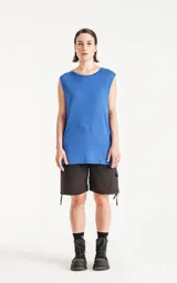 Musculosa azul de jersey suave al tacto, con cuello redondo y sisa escotada.