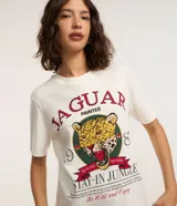 Remera blanca de algodón con estampa de un jaguar y texto en color rojo y verde.