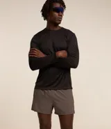 Bermuda deportiva masculina, modelo runner, color gris topo, con cintura elástica y cordón interno. Presenta recortes laterales y bajo redondeado.