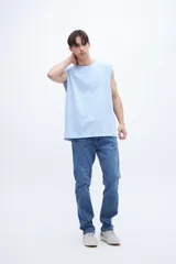 Musculosa gris oscuro de algodón con cuello redondo y sisas amplias.