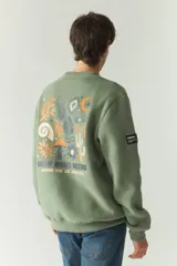 Buzo de felpa color gris claro con cuello redondo y puños y cintura acanalados. Estampado en la espalda con motivos de la naturaleza en tonos azul, verde y negro.