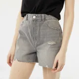 Short de jean gris con efecto desgastado y acabados sin rematar.