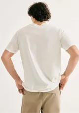 Camiseta azul marino de algodón con estampa rectangular de paisaje en el frente.