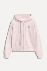 Sudadera rosa pálido con capucha, cierre frontal con cremallera, bolsillos tipo canguro y logo bordado en el pecho.
