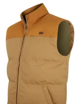 Chaleco inflable color marrón claro con cuello alto y cierre frontal con cremallera. Tiene dos bolsillos laterales y un bolsillo en el pecho con cierre.