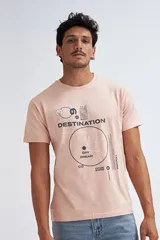 Camiseta de manga corta color rosa pálido, con cuello redondo y estampado gráfico en negro que incluye texto como "DESTINATION", "DAY DREAM" y "FUTURE SLOPES".