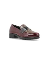 Mocasines de cuero color borgoña y marrón con detalle de antifaz negro.
