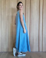 Vestido largo de denim celeste, con escote en V y corte holgado.