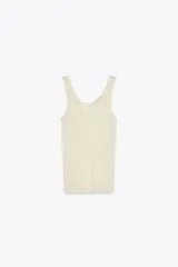Camiseta sin mangas color crema, confeccionada en algodón Supima®.