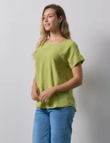 Blusa verde de crepe marca Ninety Clothing, con cuello a la base y mangas cortas con doblez.