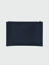 Estuche Longchamp Le Pliage negro con cierre superior y correa de muñeca color caramelo.