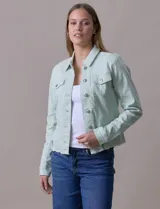 Campera de jean blanca, marca Baccini, con cuello solapa, bolsillos delanteros, abertura central con botones metálicos y terminación desflecada en el ruedo.