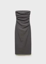 Vestido midi gris con finas rayas verticales blancas, de corte ajustado y sin mangas. Presenta escote strapless, detalle drapeado en la falda y abertura en la parte posterior.