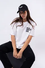 Remera negra de corte oversize con estampado frontal que dice "MIJA DREAM BIG" en tipografía blanca y rosa.